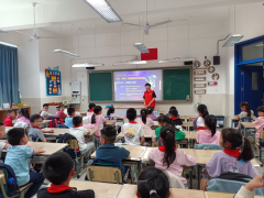 科普活动进校园：探索未来城市，感受机械手臂